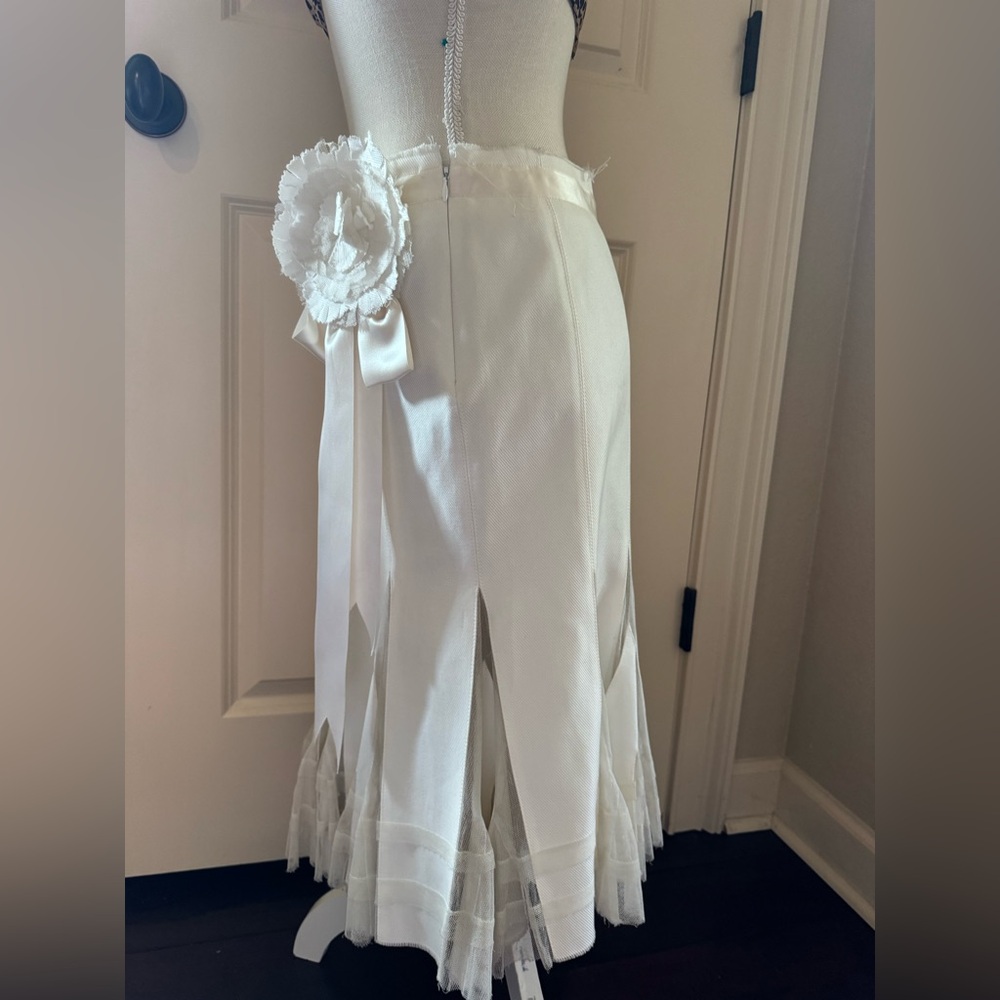 Chic White A-Line Skirt with Floral Detail - Picture 3 of 8